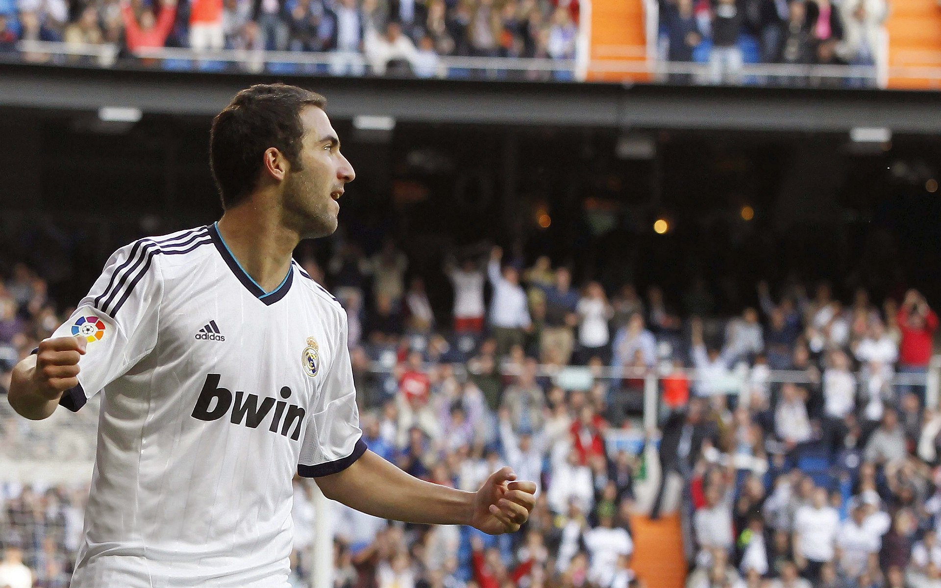 “武汉马拉松：新一代跑者力争突破，挑战极限”